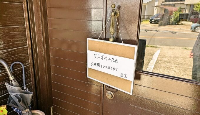駐車場と外観