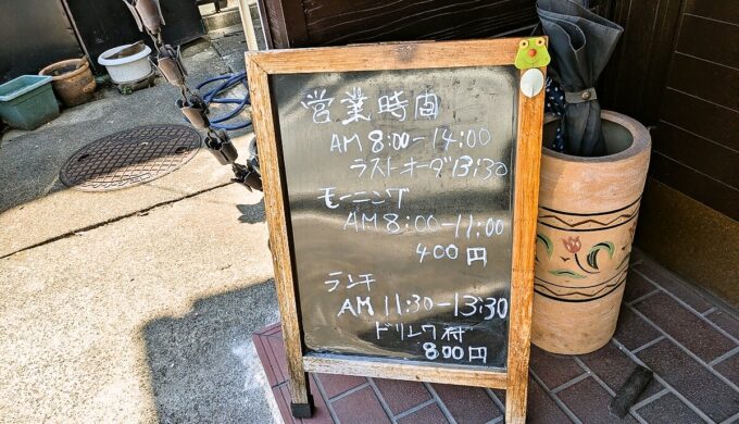 駐車場と外観