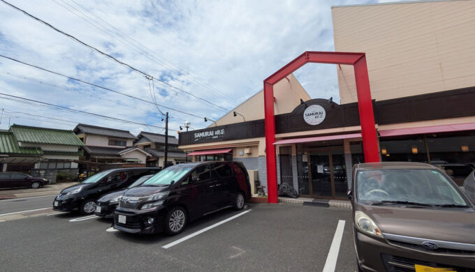 駐車場と外観
