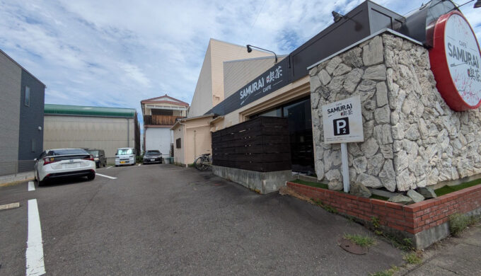 駐車場と外観