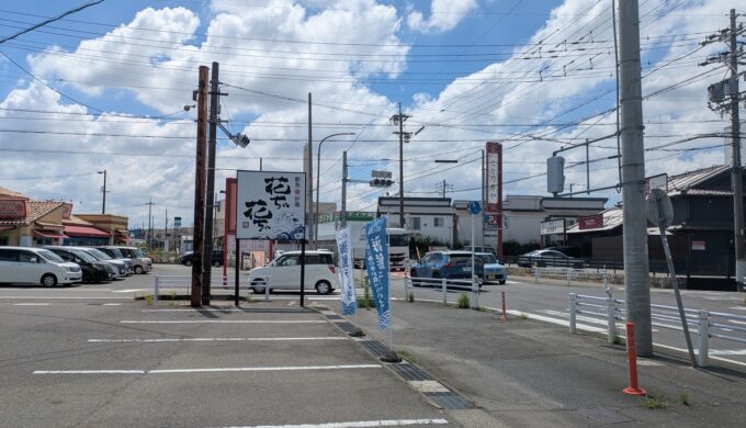 駐車場と外観