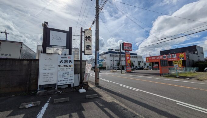 駐車場と外観