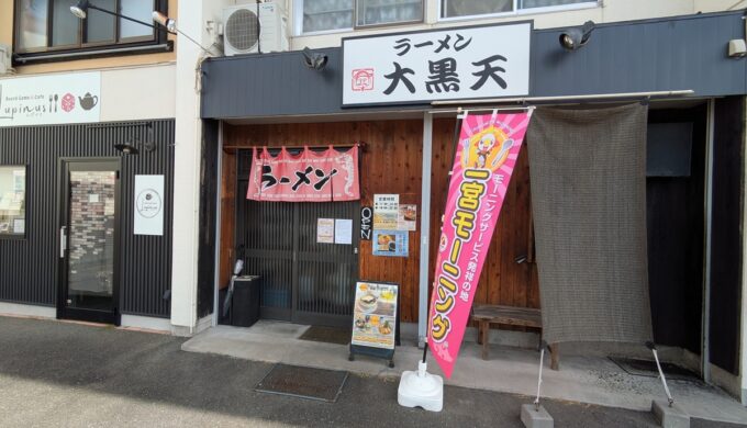 駐車場と外観