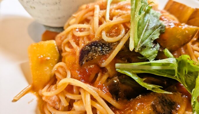 なすとベーコンのトマトソース