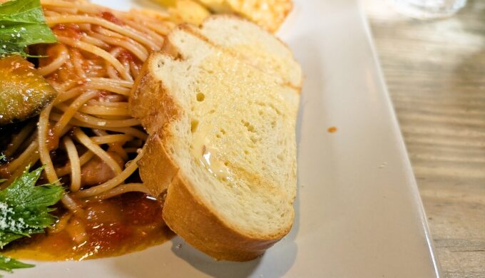 なすとベーコンのトマトソース