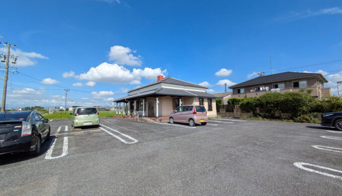 駐車場と外観