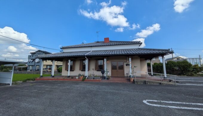 駐車場と外観