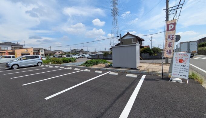 駐車場と外観