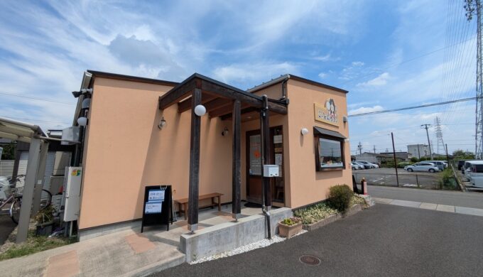 駐車場と外観