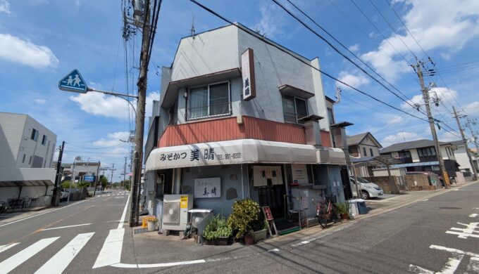 駐車場と外観