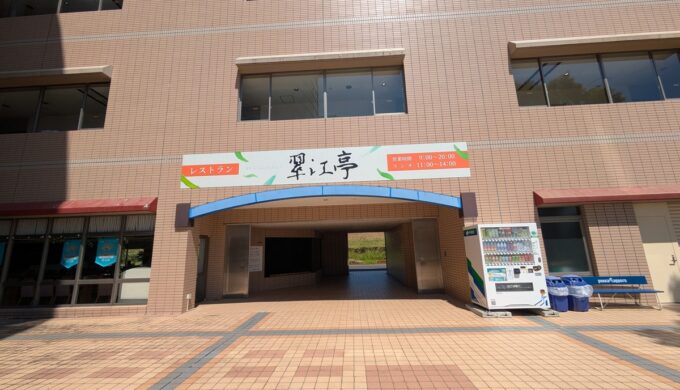 駐車場と外観
