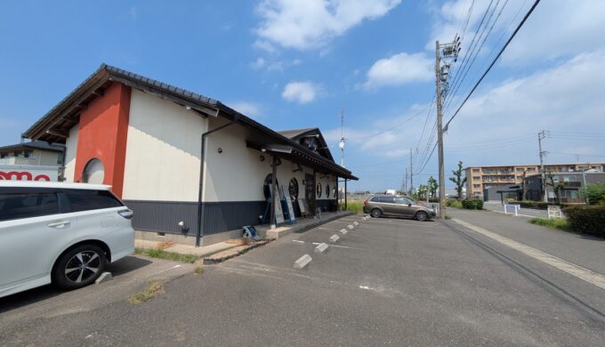 駐車場と外観
