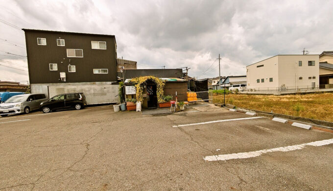 駐車場と外観