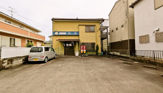 駐車場と外観