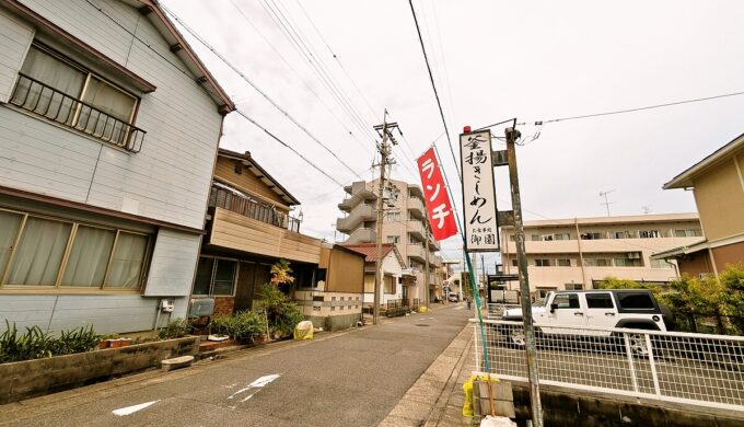 駐車場と外観