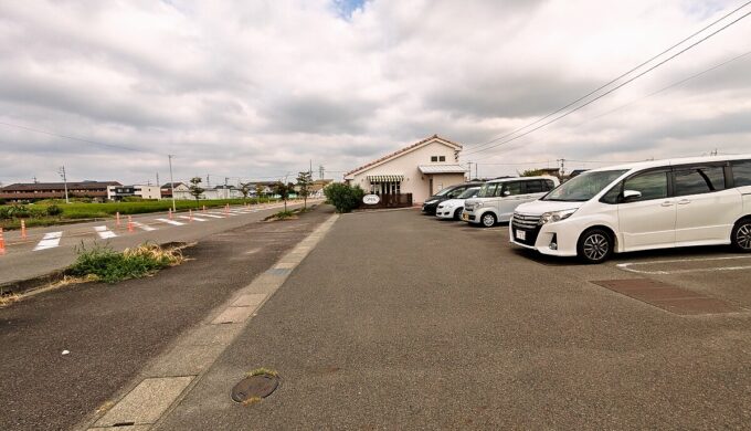 駐車場と外観