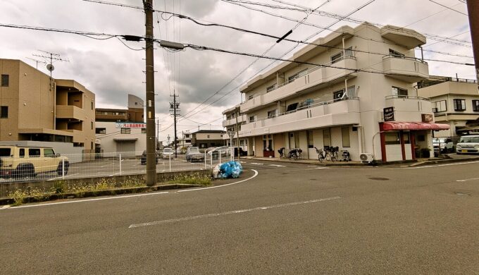 駐車場と外観