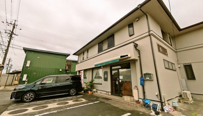 駐車場と外観