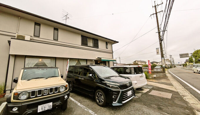 駐車場と外観