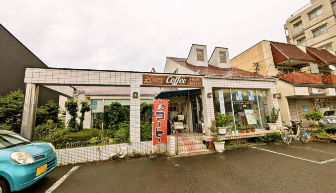 駐車場と外観