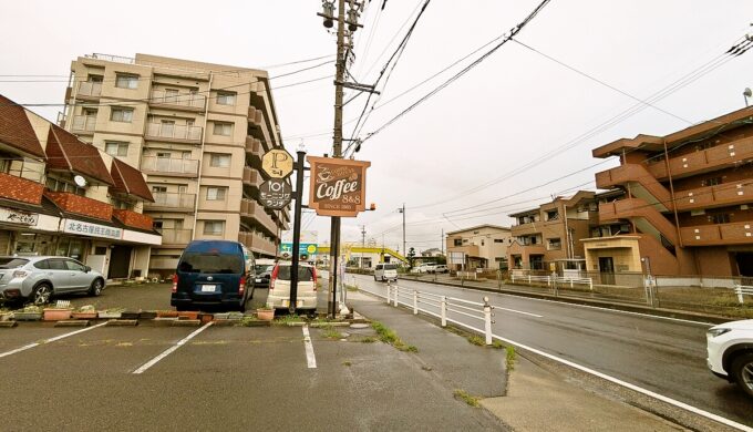 駐車場と外観