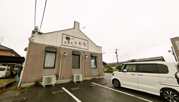 駐車場と外観
