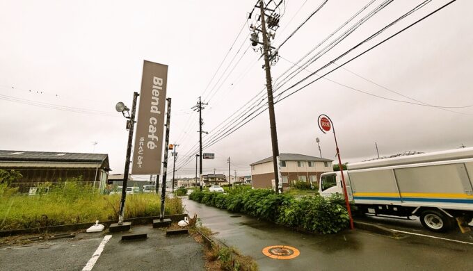 駐車場と外観