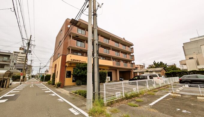 駐車場と外観