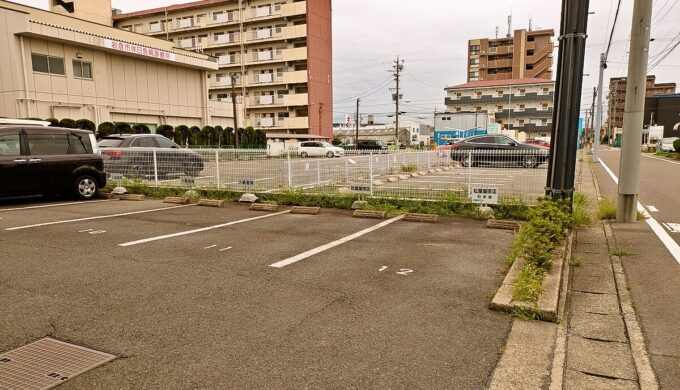 駐車場と外観