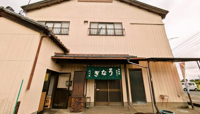 駐車場と外観