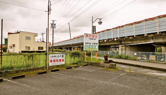 駐車場と外観