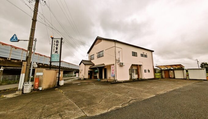 駐車場と外観