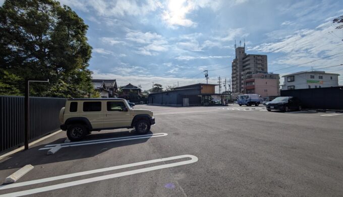 駐車場と外観