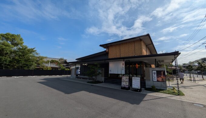 駐車場と外観
