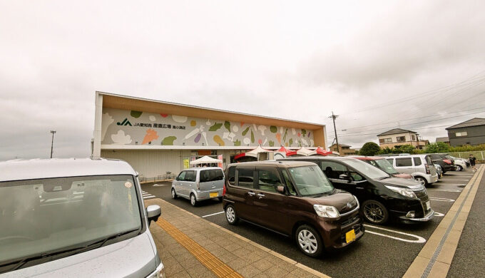 駐車場と外観