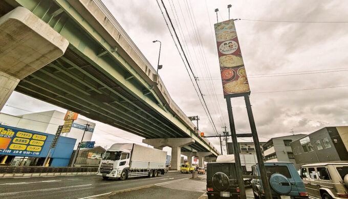 駐車場と外観