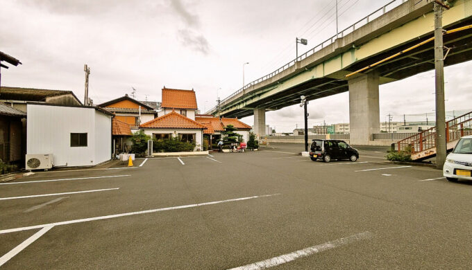 駐車場と外観