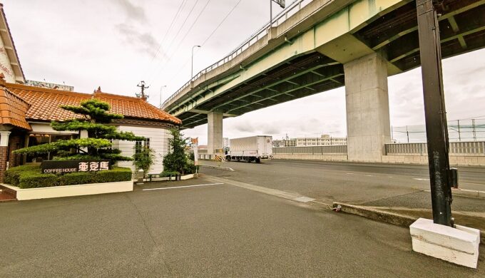 駐車場と外観