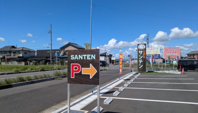 駐車場と外観