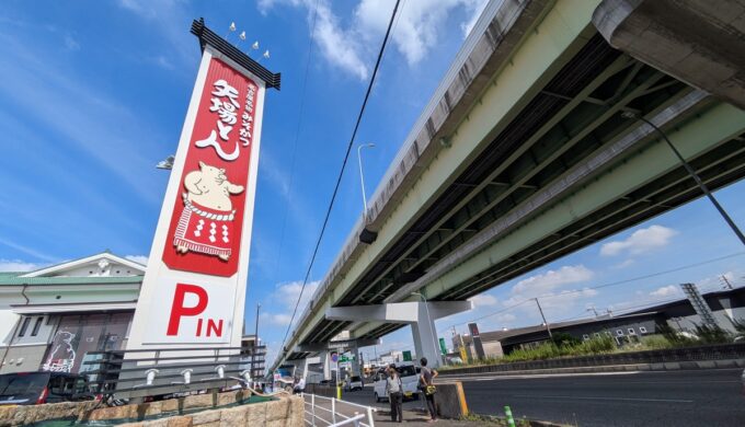 駐車場と外観