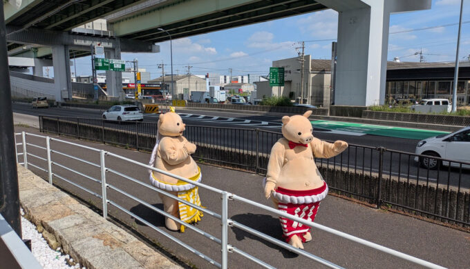 駐車場と外観