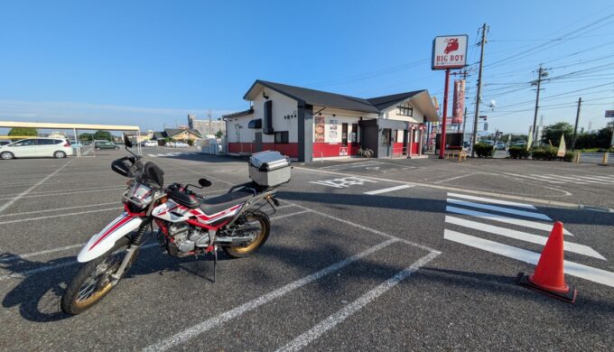 駐車場と外観