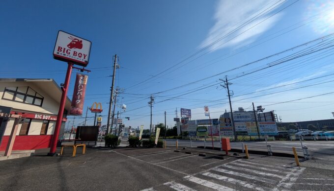 駐車場と外観