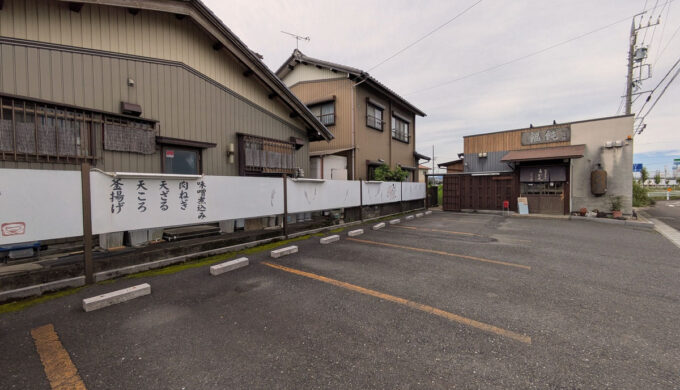 駐車場と外観