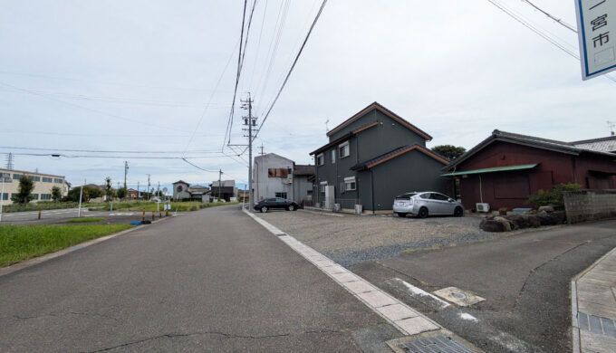 駐車場と外観