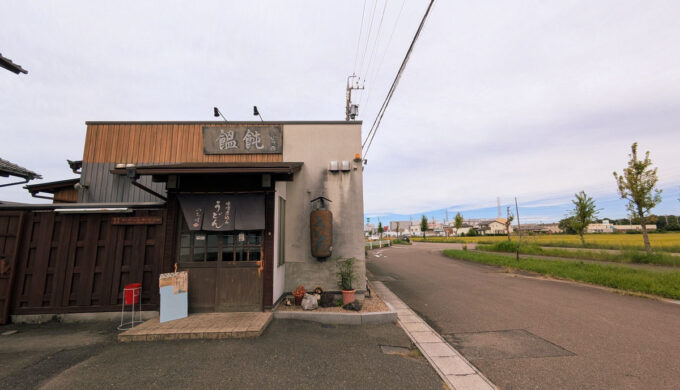 駐車場と外観