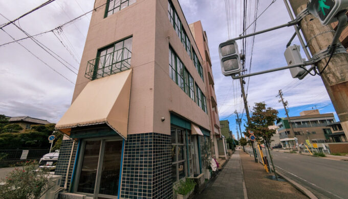 駐車場と外観