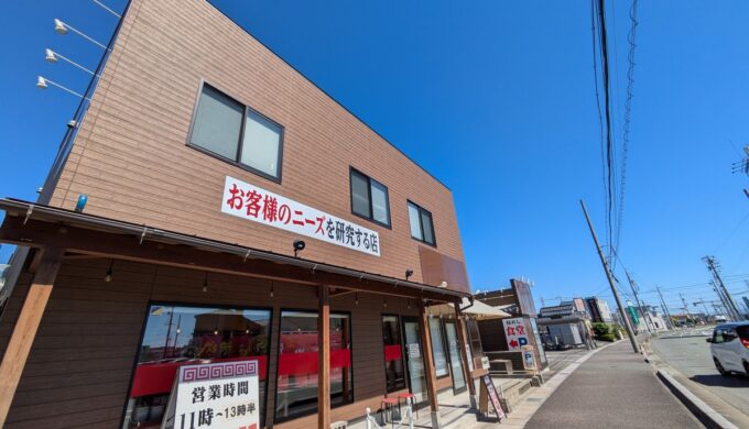 駐車場と外観