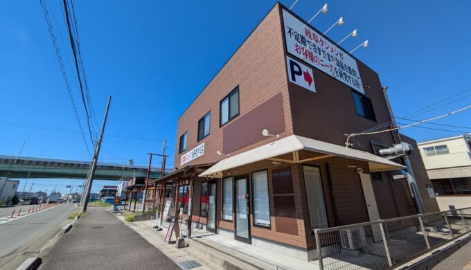 駐車場と外観