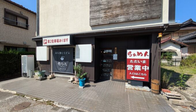 駐車場と外観